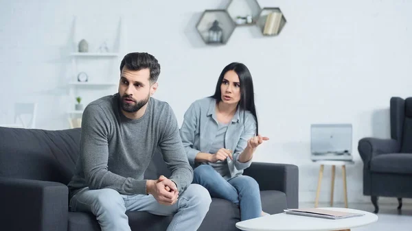 Mulher Descontente Brigando Com Homem Triste Sala Estar — Fotografia de Stock