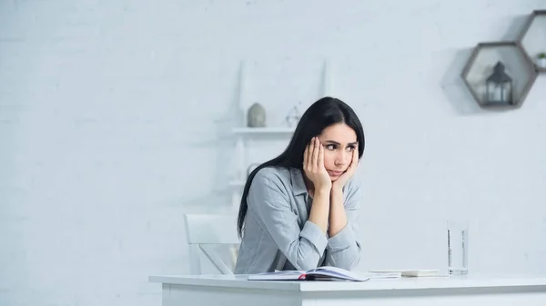 Nespokojená Žena Dívá Pryč Zatímco Sedí Stolem Kanceláři — Stock fotografie