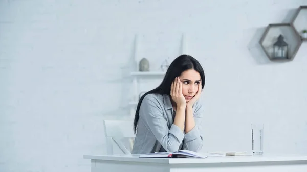 Donna Dispiaciuta Guardando Altrove Mentre Sedeva Alla Scrivania Ufficio — Foto Stock