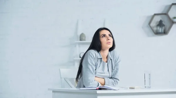 Besorgte Geschäftsfrau Blickt Auf Und Atmet Während Sie Büro Schreibtisch — Stockfoto