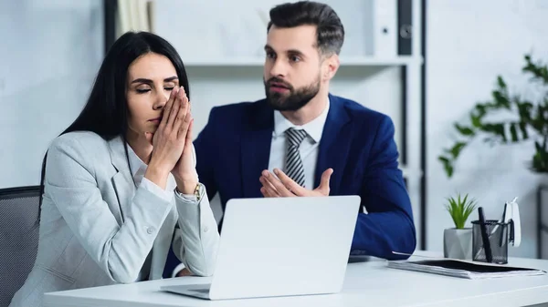 Overstuur Zakenvrouw Met Gesloten Ogen Buurt Wazig Ontevreden Zakenman Ruziënd — Stockfoto