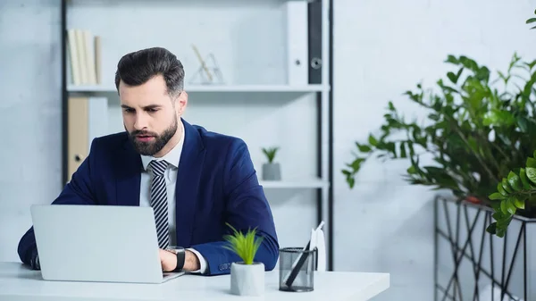 Trauriger Geschäftsmann Anzug Mit Laptop Modernen Büro — Stockfoto