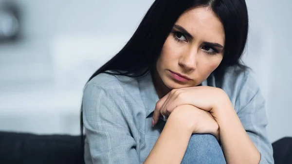 Triste Morena Mulher Olhando Para Longe Casa — Fotografia de Stock