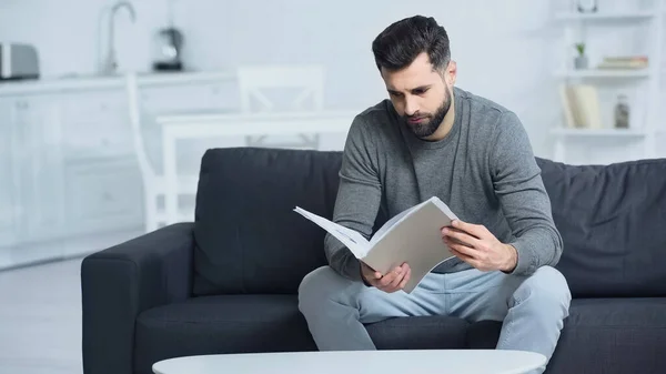 Hombre Estresado Mirando Carpeta Mientras Está Sentado Sofá — Foto de Stock