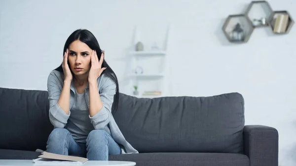 Donna Preoccupata Seduta Vicino Alla Cartella Sul Tavolino — Foto Stock