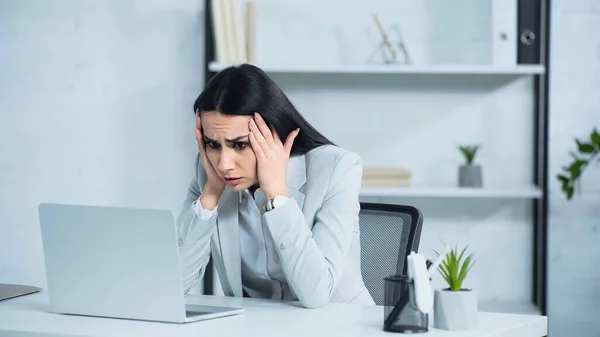 Estressado Empresária Tocando Cabeça Olhando Para Laptop Mesa — Fotografia de Stock