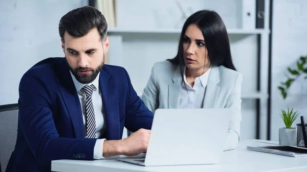 Unzufriedene Geschäftsfrau Blickt Auf Traurigen Manager Amt — Stockfoto