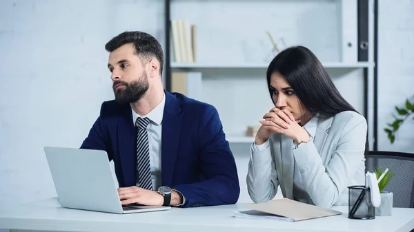 Orolig Affärskvinna Med Knutna Händer Nära Chef Med Bärbar Dator — Stockfoto