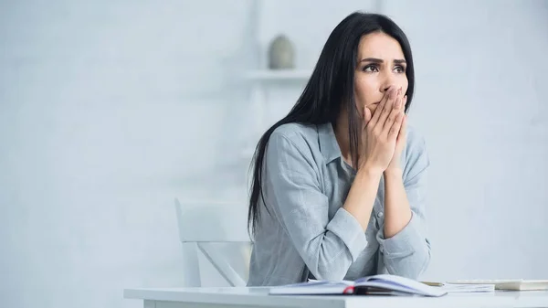 Donna Stressata Con Mani Preghiera Seduta Vicino Alla Calcolatrice Sulla — Foto Stock