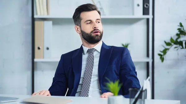 Homem Negócios Deprimido Desgaste Formal Olhando Para Longe Escritório — Fotografia de Stock