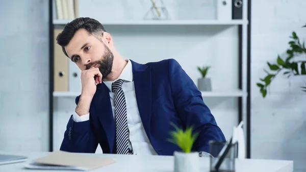 Homem Negócios Deprimido Terno Olhando Para Longe Escritório — Fotografia de Stock