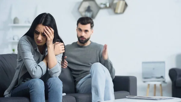 Frustrated Woman Sitting Blurred Displeased Boyfriend — 图库照片