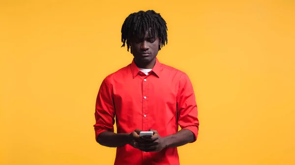 Uomo Afroamericano Che Chatta Smartphone Isolato Giallo — Foto Stock