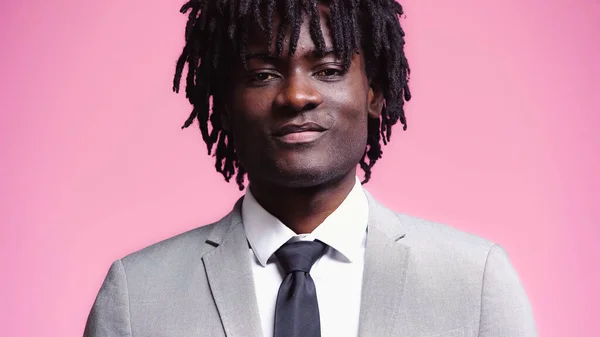 Portrait Homme Affaires Afro Américain Souriant Isolé Sur Rose — Photo