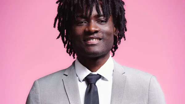 Portret Van Een Gelukkige Afro Amerikaanse Zakenman Geïsoleerd Roze — Stockfoto