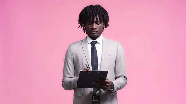 African American Man Suit Writing Clipboard Isolated Pink — Stock Photo, Image