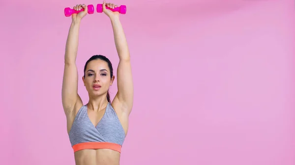 Morena Mujer Haciendo Ejercicio Con Mancuernas Aisladas Rosa — Foto de Stock