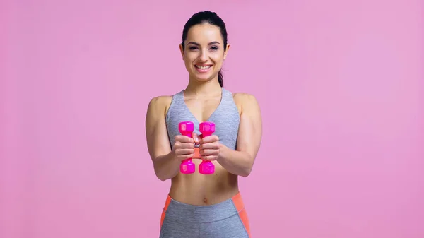 Sonriente Joven Haciendo Ejercicio Con Mancuernas Aisladas Rosa — Foto de Stock