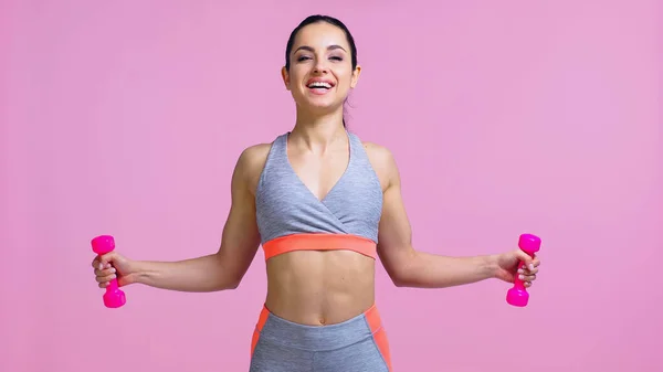 Positieve Sportvrouw Uit Werken Met Halters Geïsoleerd Roze — Stockfoto