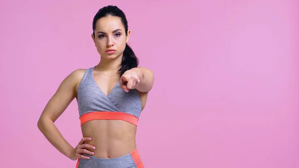 Ernstige Sportvrouw Staan Met Hand Heup Wijzen Met Vinger Geïsoleerd — Stockfoto