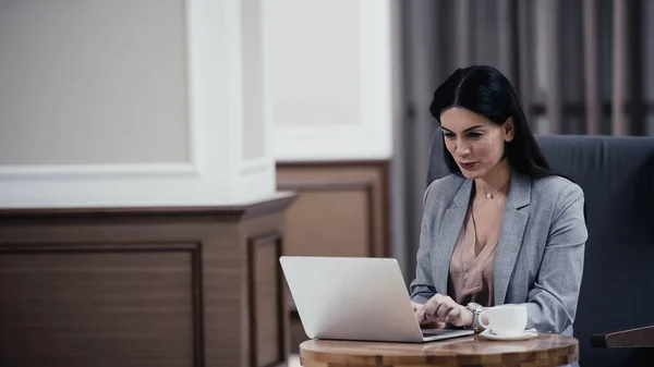 Brunette Businesswoman Using Laptop Cup Coffee Lobby Restaurant — Stock Photo, Image