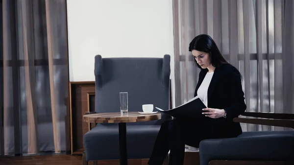 Businesswoman Looking Paper Folder Documents Lobby Restaurant — Fotografia de Stock