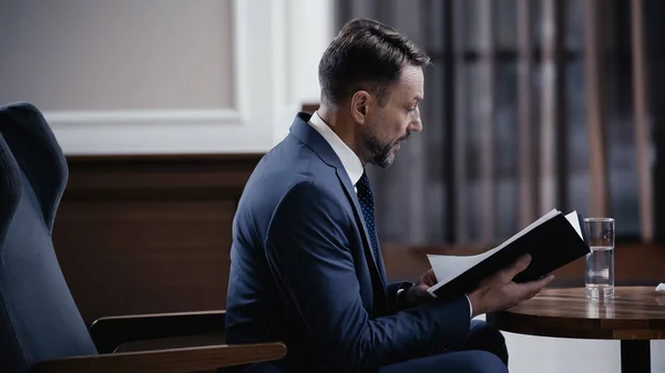 Businessman Holding Paper Folder Documents Talking Restaurant Lobby — Zdjęcie stockowe