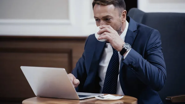 Geschäftsmann Anzug Benutzt Laptop Und Trinkt Kaffee Lobby Eines Restaurants — Stockfoto