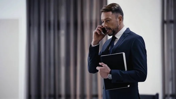 Businessman Paper Folder Talking Smartphone Lobby Restaurant — Foto Stock