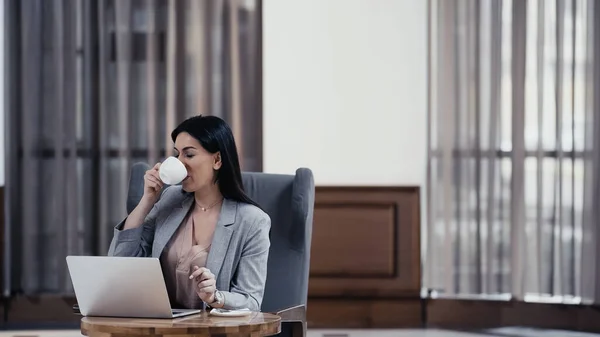 Freelancer Drinking Coffee Laptop Table Restaurant — Foto de Stock