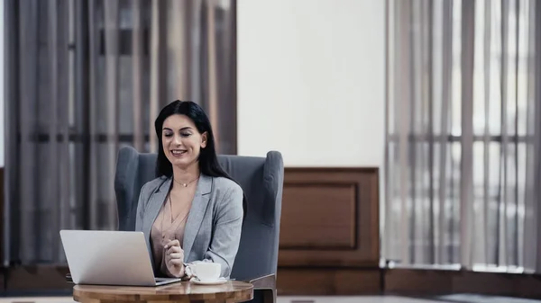 Cheerful Freelancer Looking Laptop Table Restaurant — Stock fotografie