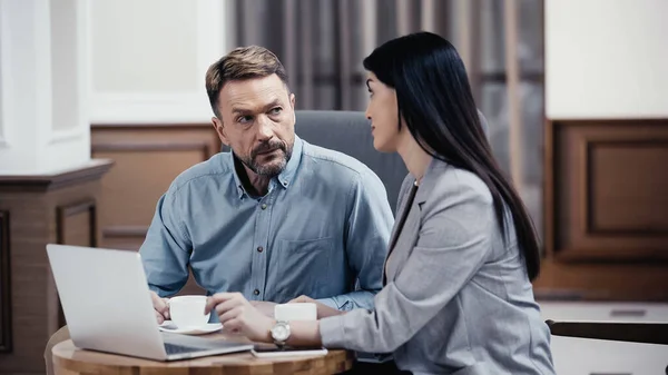 Geschäftspartner Unterhalten Sich Bei Kaffee Laptopnähe Foyer Eines Restaurants — Stockfoto