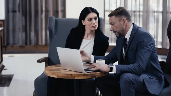 Businesswoman Looking Man Using Laptop Restaurant Lobby — Stockfoto