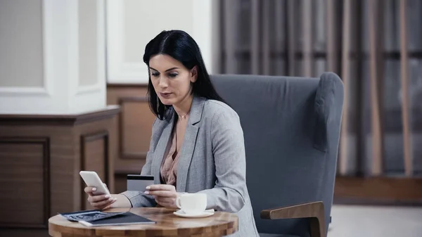 Businesswoman Holding Credit Card Smartphone Restaurant Lobby — Stockfoto