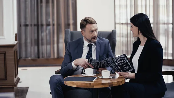 Business Partners Looking Each Other Holding Menu Coffee Table Restaurant — Stockfoto