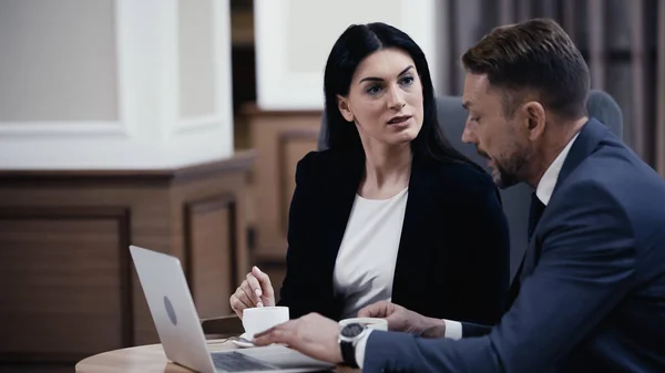 Businesswoman Looking Man Using Laptop Restaurant — Stock fotografie