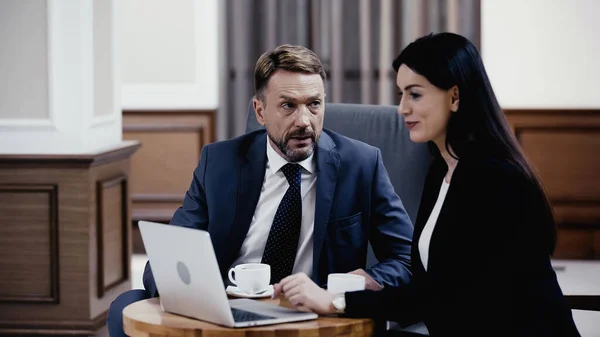 Man Suit Looking Cheerful Businesswoman Laptop Cups Table — Stockfoto