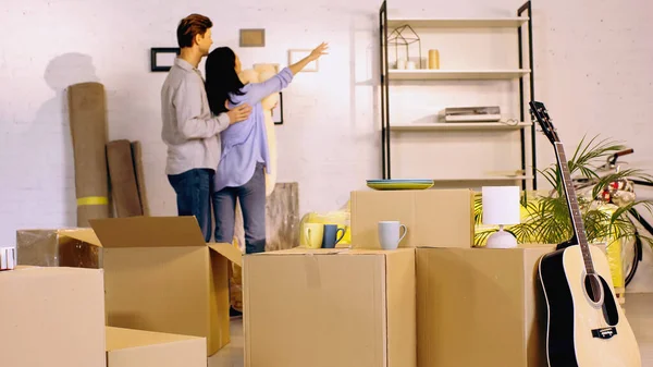 Blurred Woman Teddy Bear Pointing Rack Boyfriend Living Room — Stock Photo, Image