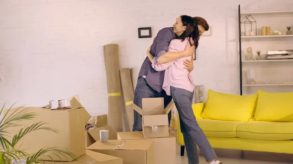 Happy Couple Hugging Carton Boxes New Home — Stock Photo, Image