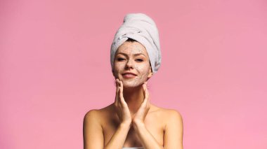 Mutlu kadın kameraya bakarken pembeye izole edilmiş deri yüzme maskesi takıyor.