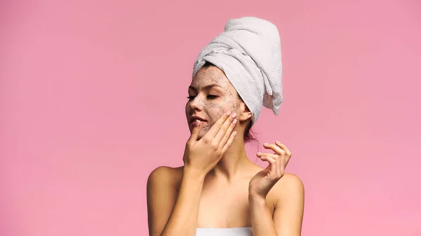 Mulher Positiva Aplicando Máscara Facial Enquanto Olha Para Longe Isolado — Fotografia de Stock