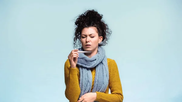 Mujer Enferma Suéter Advertencia Mirando Termómetro Aislado Azul — Foto de Stock