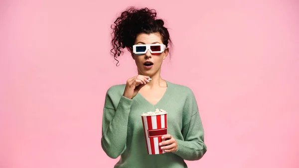 Amazed Woman Glasses Holding Bucket Popcorn Isolated Pink — Stock Photo, Image