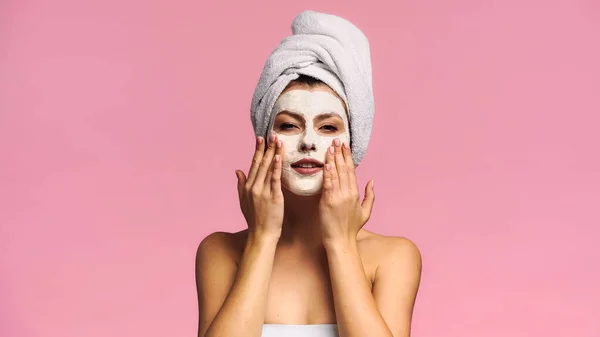 Young Woman Applying Clay Mask While Looking Camera Isolated Pink — Stock Photo, Image