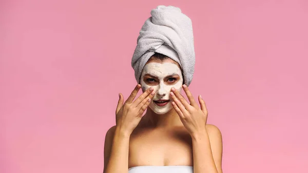 Mulher Com Ombros Nus Toalha Cabeça Aplicando Máscara Facial Isolada — Fotografia de Stock