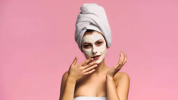 Young Woman Looking Camera While Applying Clay Mask Isolated Pink — Stock Photo, Image