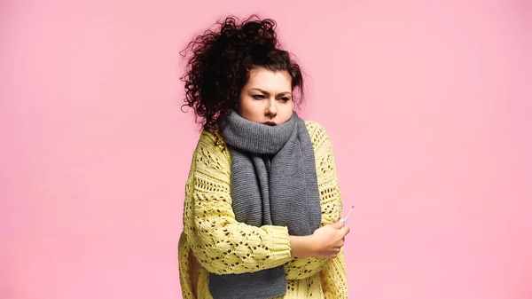 Mulher Doente Suéter Quente Lenço Segurando Termômetro Isolado Rosa — Fotografia de Stock