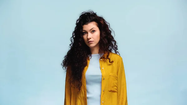 Verrast Vrouw Oranje Shirt Kijken Naar Camera Geïsoleerd Blauw — Stockfoto