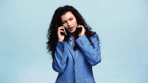 Positiv Kvinna Tänkande Samtal Mobiltelefon Isolerad Blå — Stockfoto