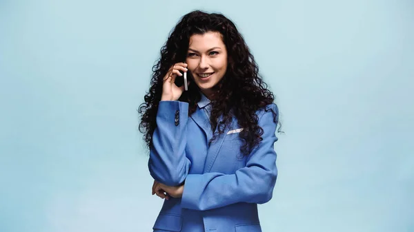 Mujer Alegre Rizada Llamando Teléfono Inteligente Aislado Azul — Foto de Stock